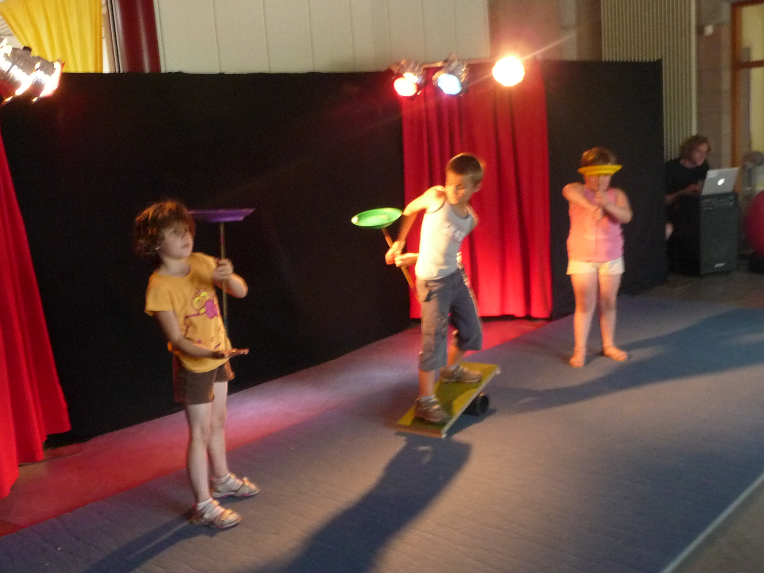 You are currently viewing Stage de Cirque pour enfants – École de Cirque