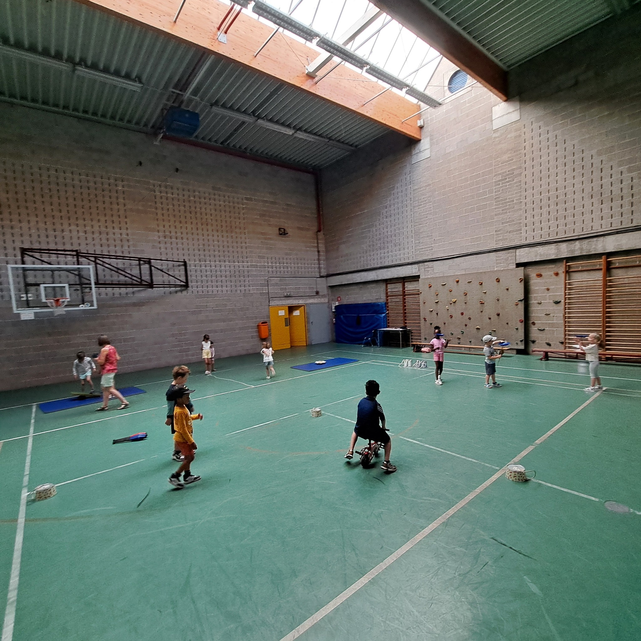 Stage cirque pour 106enfants de maternelle à Andenne