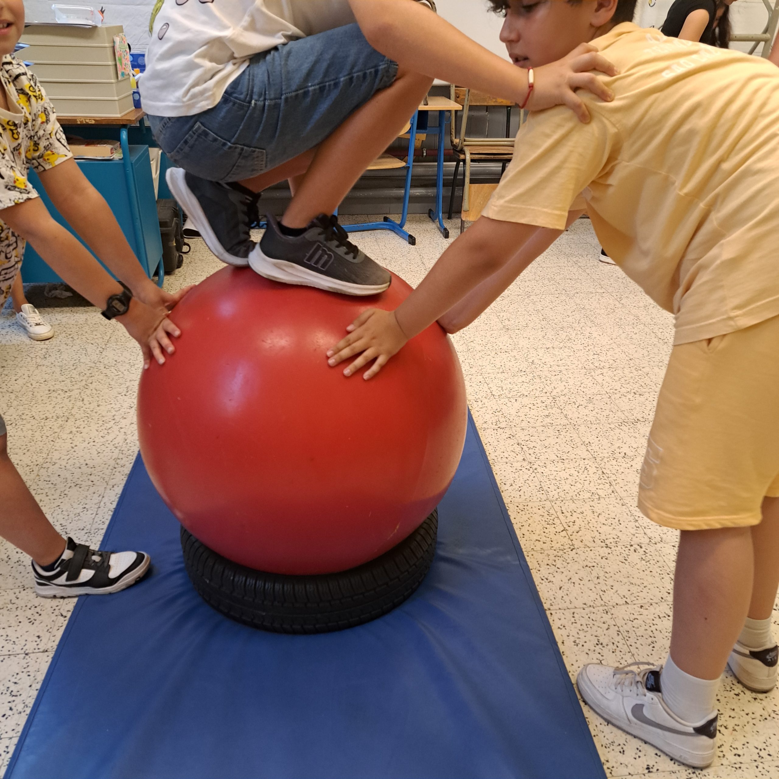 Lire la suite à propos de l’article Découverte du cirque à Harchies : les enfants créent un spectacle